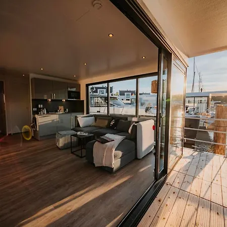 Schwimmendes Haus - Hausboot Trinity Botel