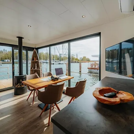 Schwimmendes Haus - Hausboot Trinity