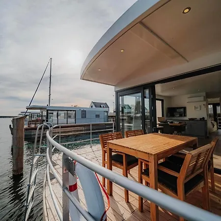 Botel Schwimmendes Haus - Hausboot Trinity