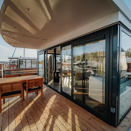 Schwimmendes Haus - Hausboot Trinity Botel