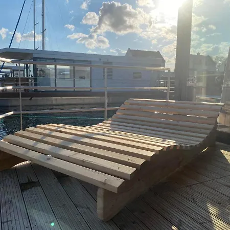 Botel Schwimmendes Haus - Hausboot Trinity *